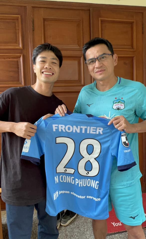 Công Phượng về thăm HAGL, tặng quà cho HLV Kiatisuk 1