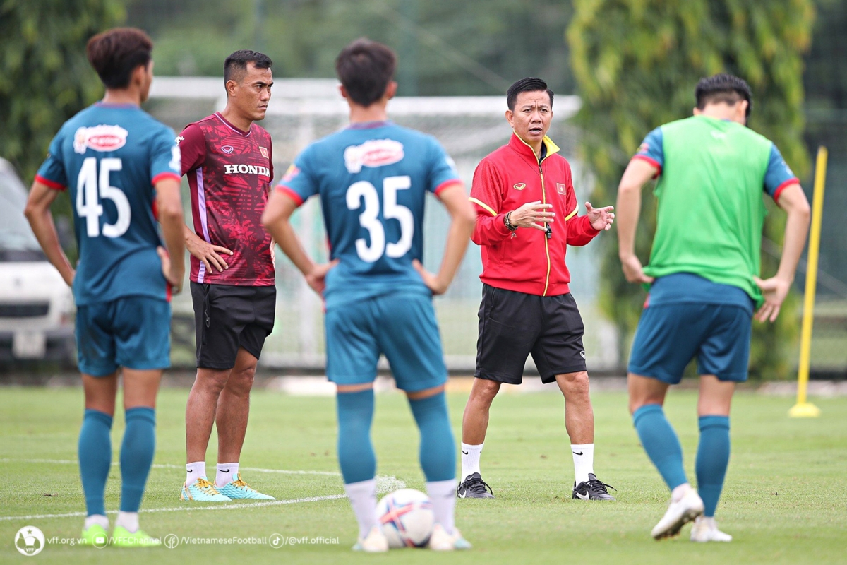 HLV Hoang Anh Tuan chon doi hinh tre trung tham du ASIAD 19