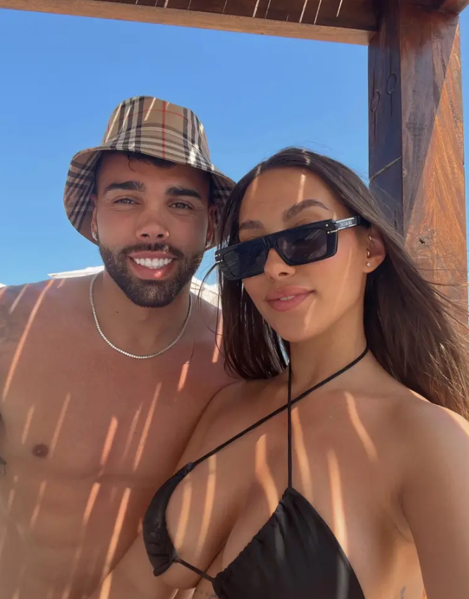 Bạn gái David Raya khoe vòng một khủng trong bộ bikini nhỏ xíu 1