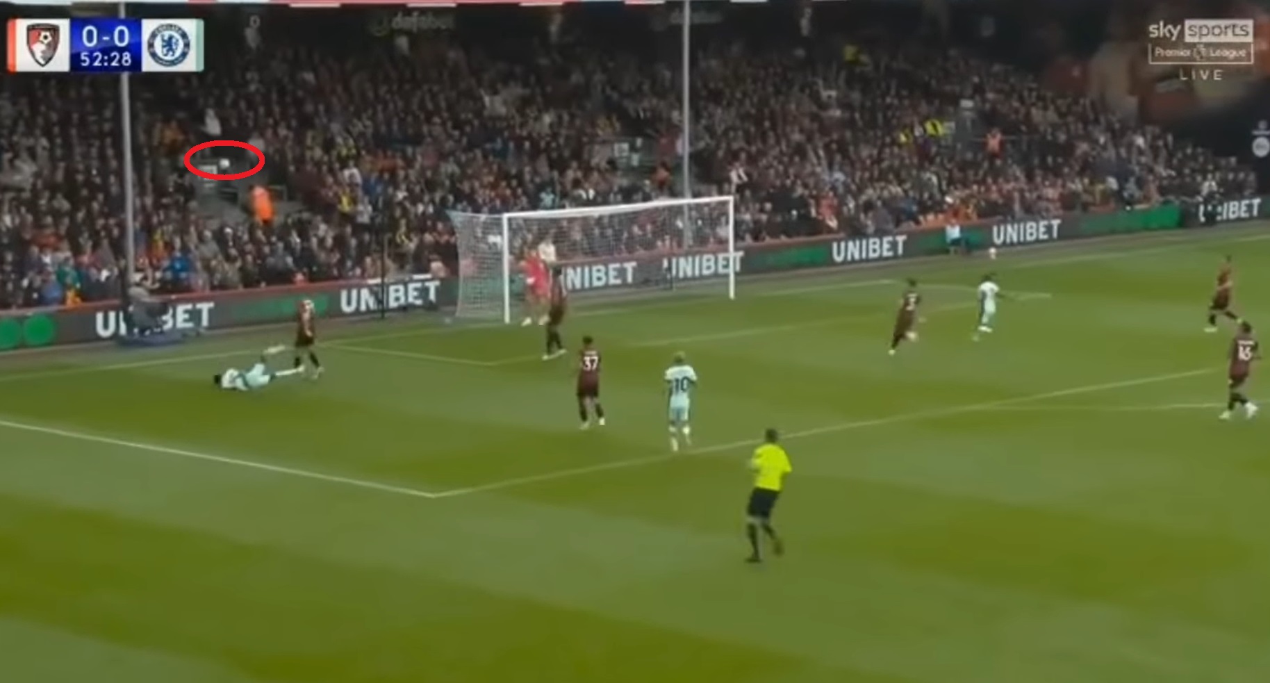 Cạn lời với cú dứt điểm siêu thảm họa của Nicolas Jackson 1