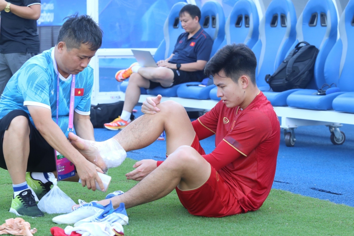 Phan Tuấn Tài dính chấn thương gót chân trong buổi tập chiều 18/9. Ảnh: DT Phan Tuan Tai dinh chan thuong got chan trong buoi tap chieu 18/9. anh: DT