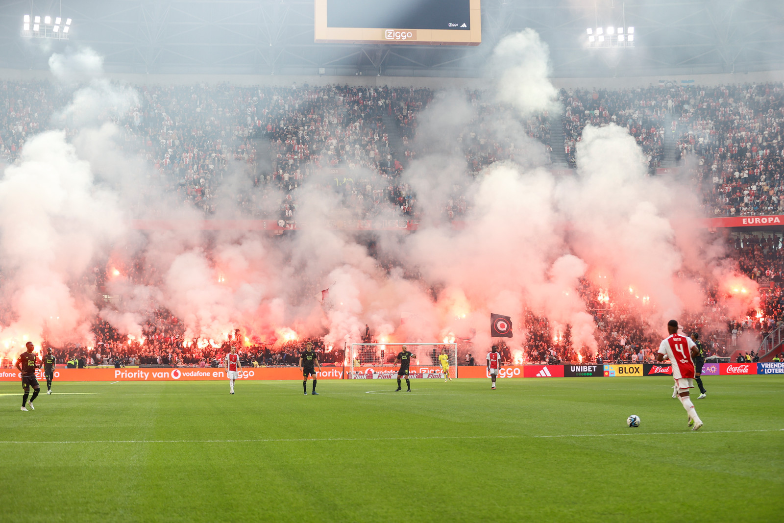 Ajax thi đấu bết bát, fan bức xúc đập phá sân nhà 1 Ajax thi đấu bết bát, fan bức xúc đập phá sân nhà 1