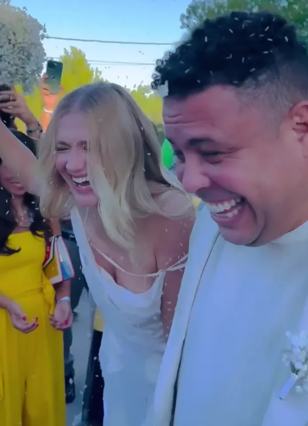 Rô béo kết hôn lần thứ 3 với bạn gái kém 14 tuổi 3