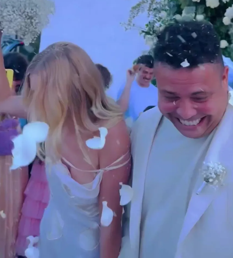 Rô béo kết hôn lần thứ 3 với bạn gái kém 14 tuổi 2