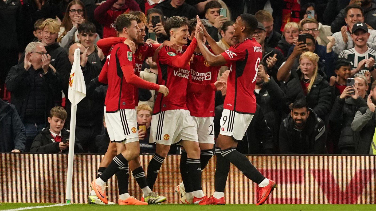 HLV Ten Hag mở tiệc chiêu đãi các thành viên MU 1 HLV Ten Hag mở tiệc chiêu đãi các thành viên MU 1