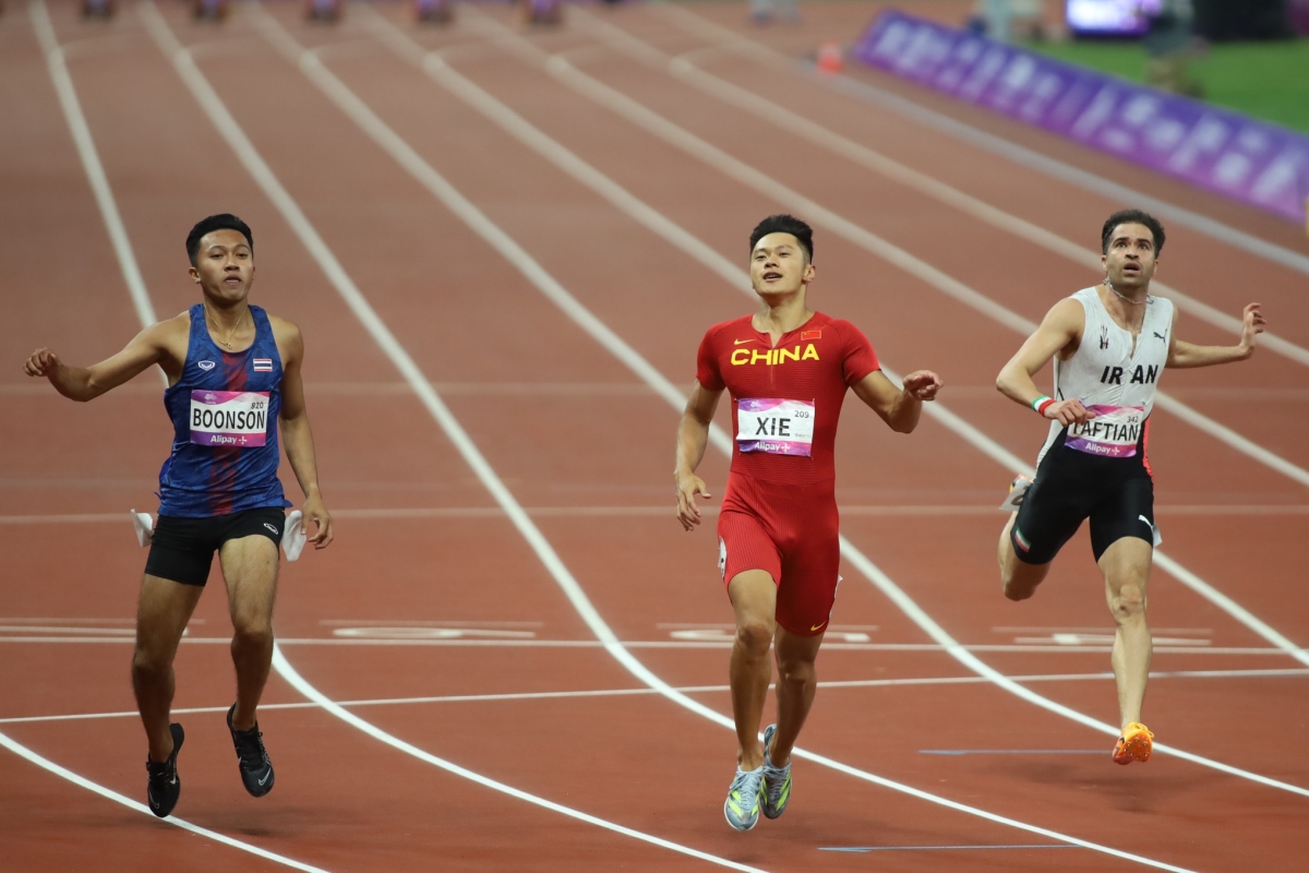 Puripol Boonson da gay an tuong khi ve dich thu nhi voi thanh tich 10 giay 02.