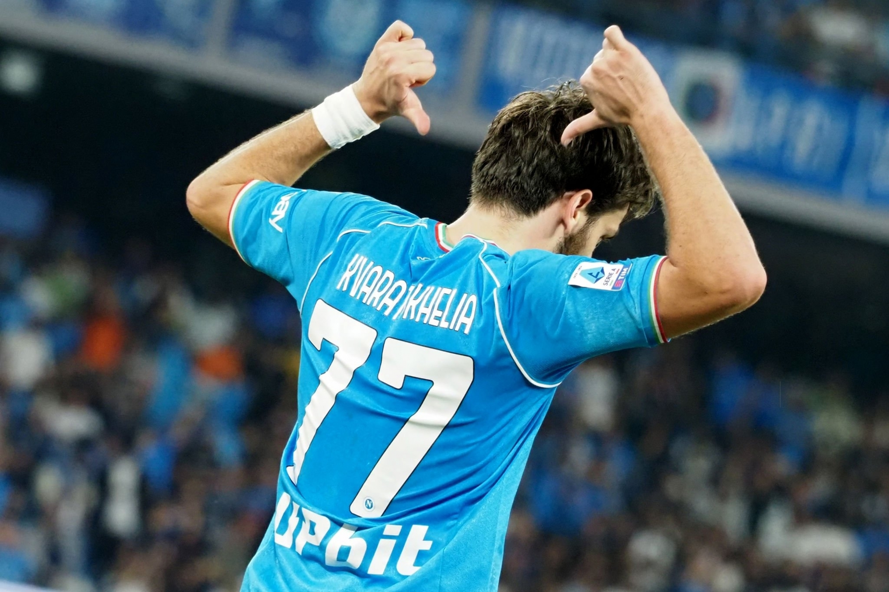 Kvaratskhelia tỏa sáng trở lại Hãy vươn mình để thoát khỏi cái mác cầu thủ một mùa! 2