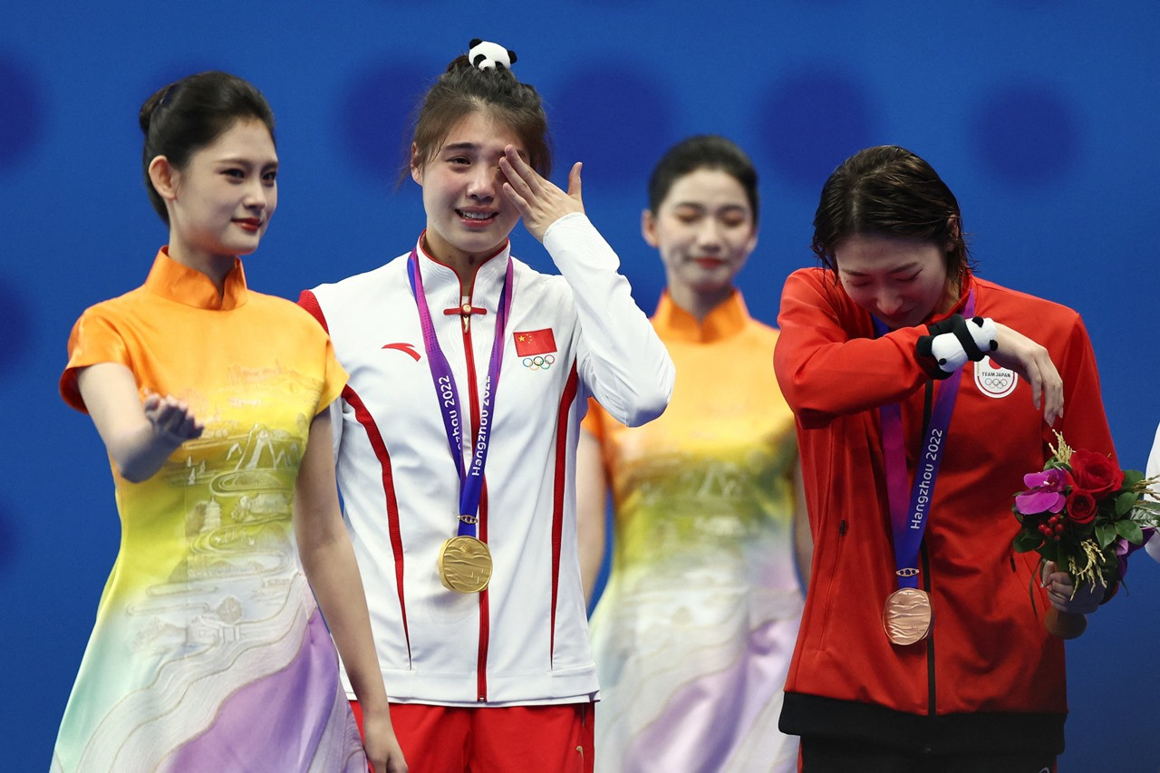 Vẻ đẹp của nữ thần bơi lội giúp Trung Quốc phá kỷ lục gần nửa thế kỷ 4