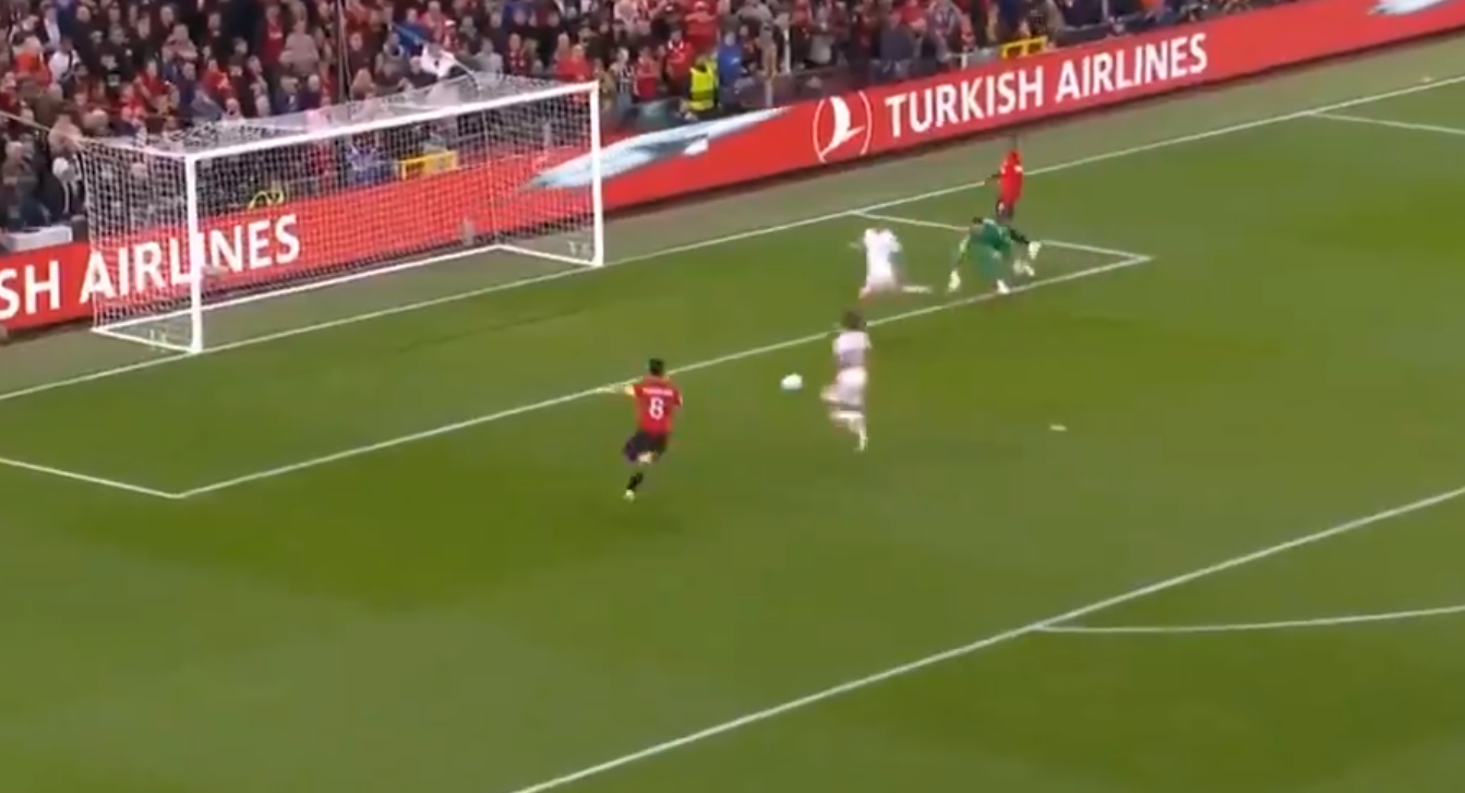 Thay vào đó Rashford chuyền ngang cho Bruno Fernandes. Thay vao do Rashford chuyen ngang cho Bruno Fernandes.