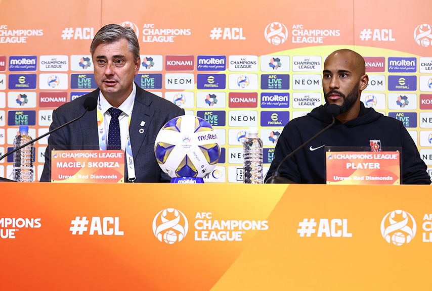 HLV Maciej Scorja của Urawa Red Diamonds HLV Maciej Scorja cua Urawa Red Diamonds