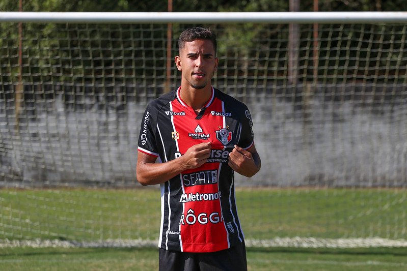 Junior Fialho lần đầu xuất ngoại đến Việt Nam chơi bóng Junior Fialho lan dau xuat ngoai den Viet Nam choi bong