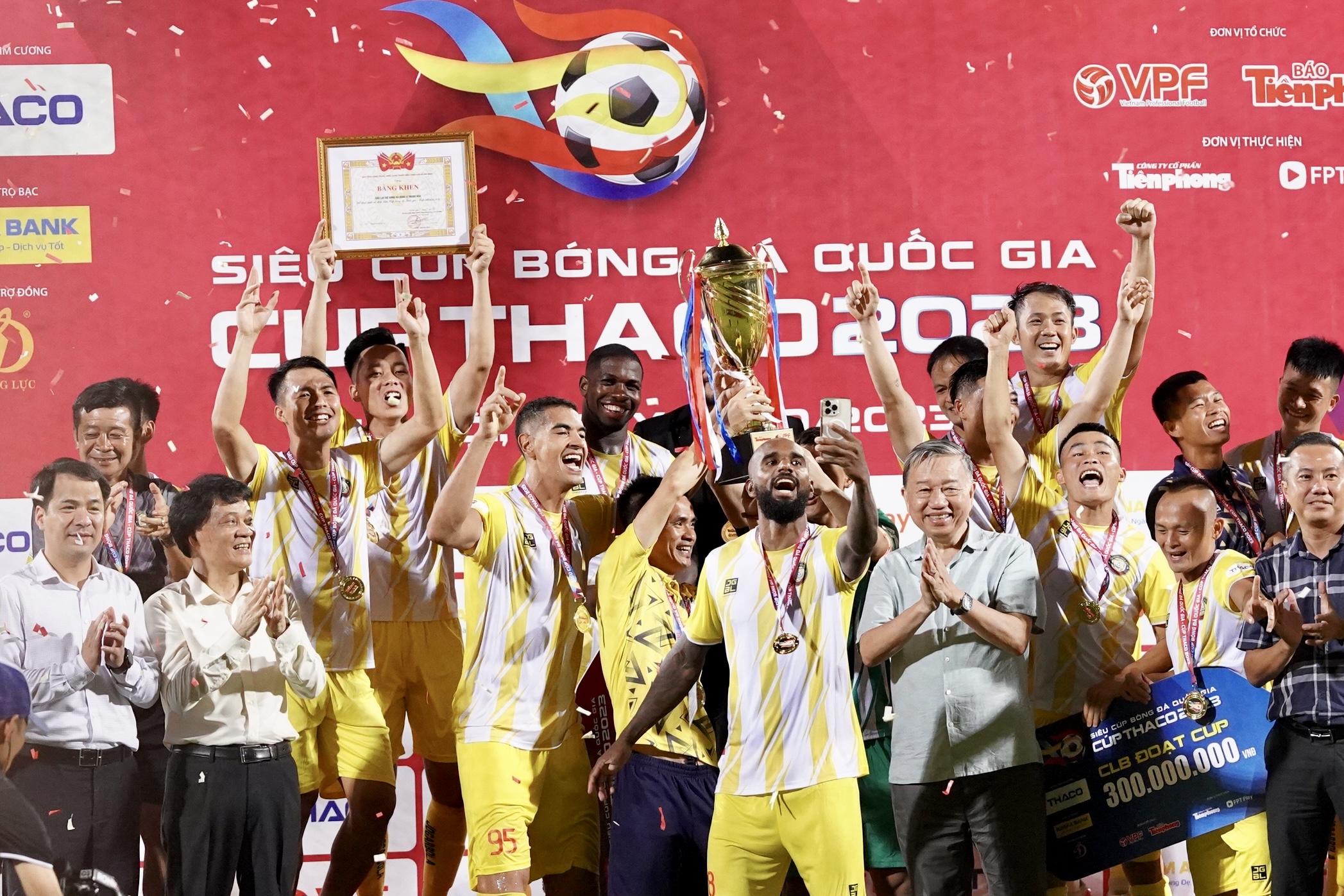 Quang Hải, Bùi Hoàng Việt Anh thất thần nhìn Thanh Hoá vô địch Siêu Cúp QG 2023 5