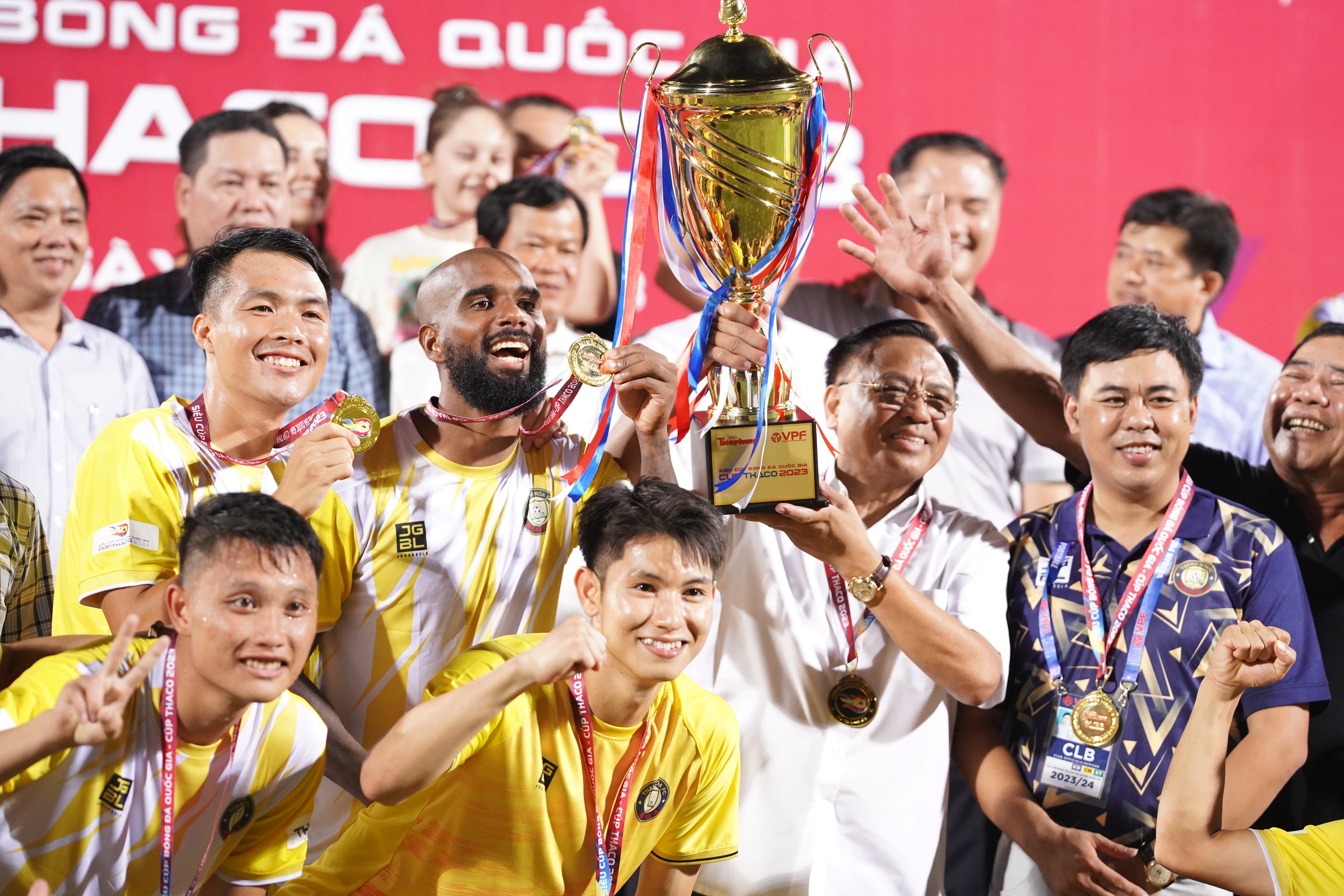 Quang Hải, Bùi Hoàng Việt Anh thất thần nhìn Thanh Hoá vô địch Siêu Cúp QG 2023 6