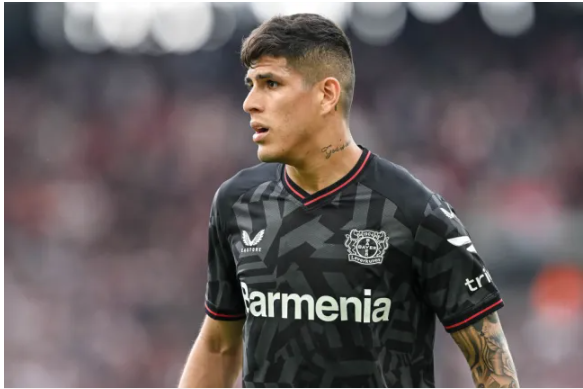 Liverpool muon co hau ve Piero Hincapie cua Bayer Leverkusen