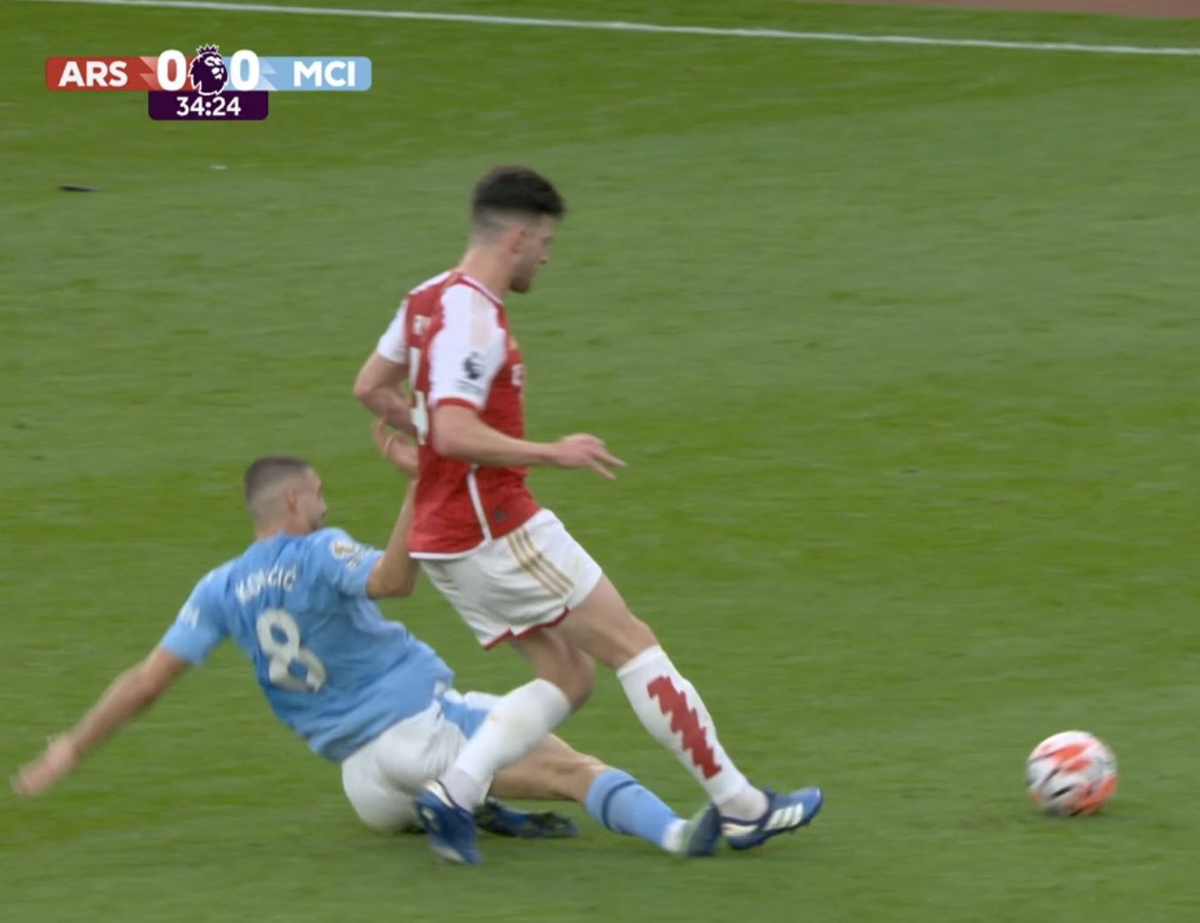 2 lần vào bóng bằng gầm giày, Kovacic thoát thẻ đỏ khó tin 2