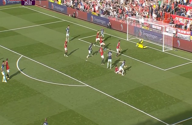 Onana lại mắc lỗi khiến MU thủng lưới 3 Onana lại mắc lỗi khiến MU thủng lưới 3