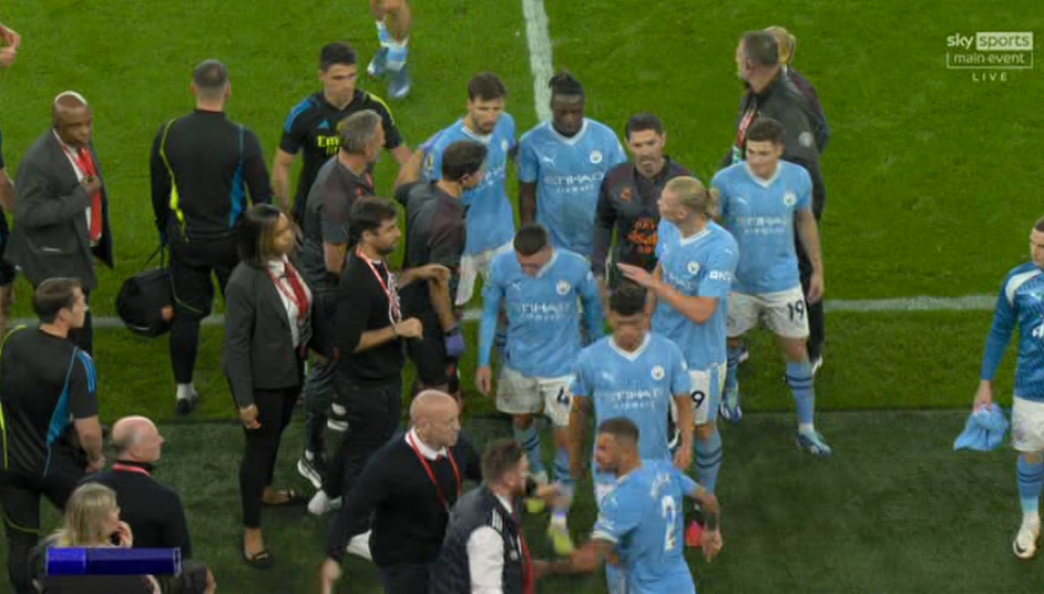 Erling Haaland xô xát với BHL Arsenal 1