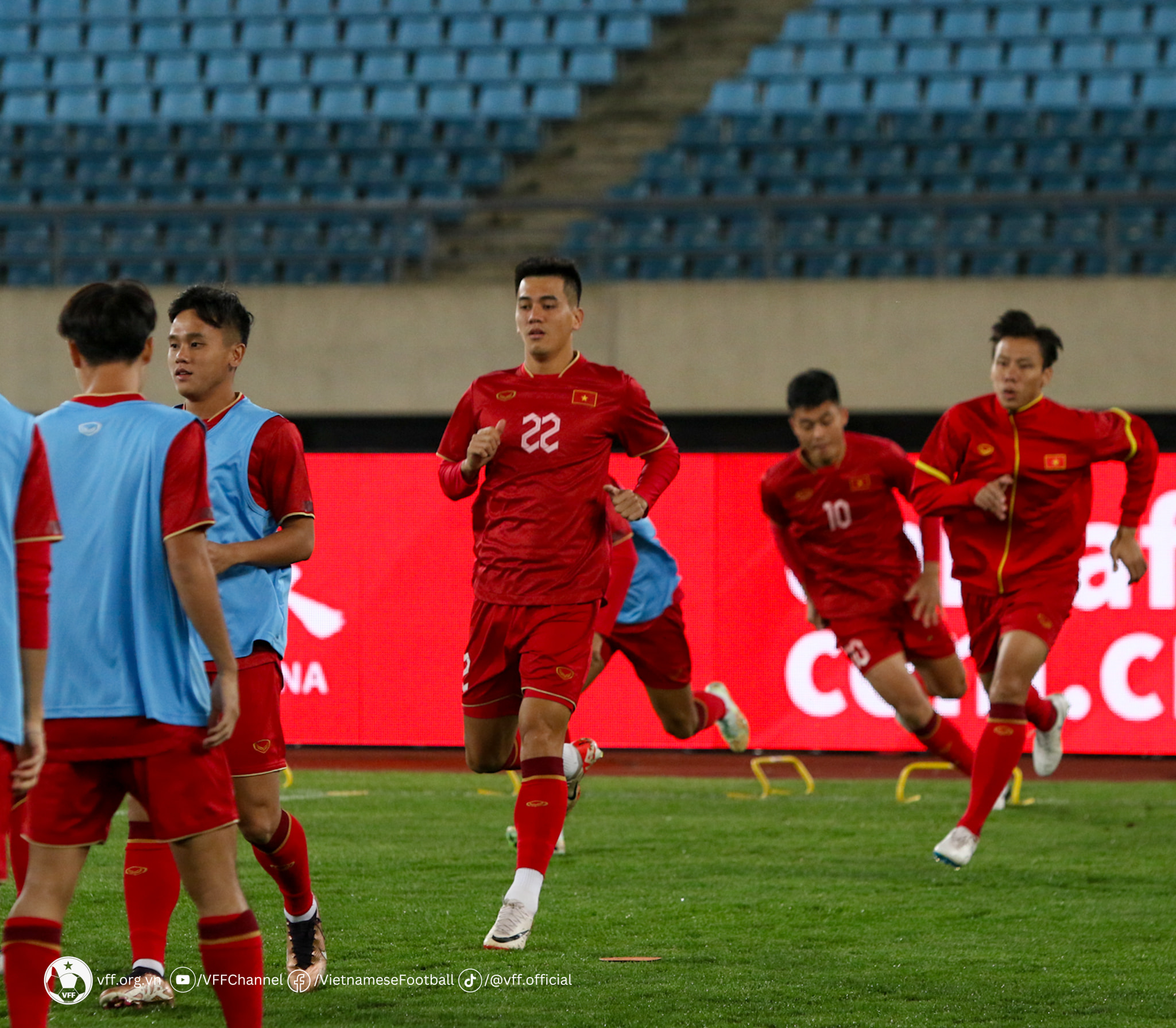 Tuyển Việt Nam hứng khởi làm quen sân thi đấu trước trận gặp Trung Quốc 2 Tuyển Việt Nam hứng khởi làm quen sân thi đấu trước trận gặp Trung Quốc 2