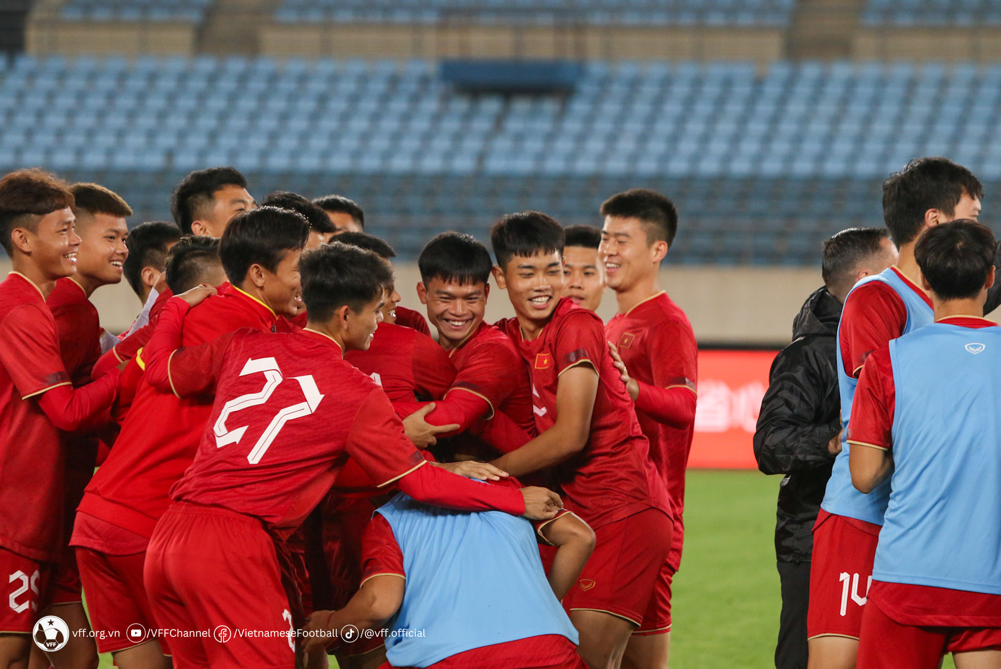 Tuyển Việt Nam hứng khởi làm quen sân thi đấu trước trận gặp Trung Quốc 3 Tuyển Việt Nam hứng khởi làm quen sân thi đấu trước trận gặp Trung Quốc 3