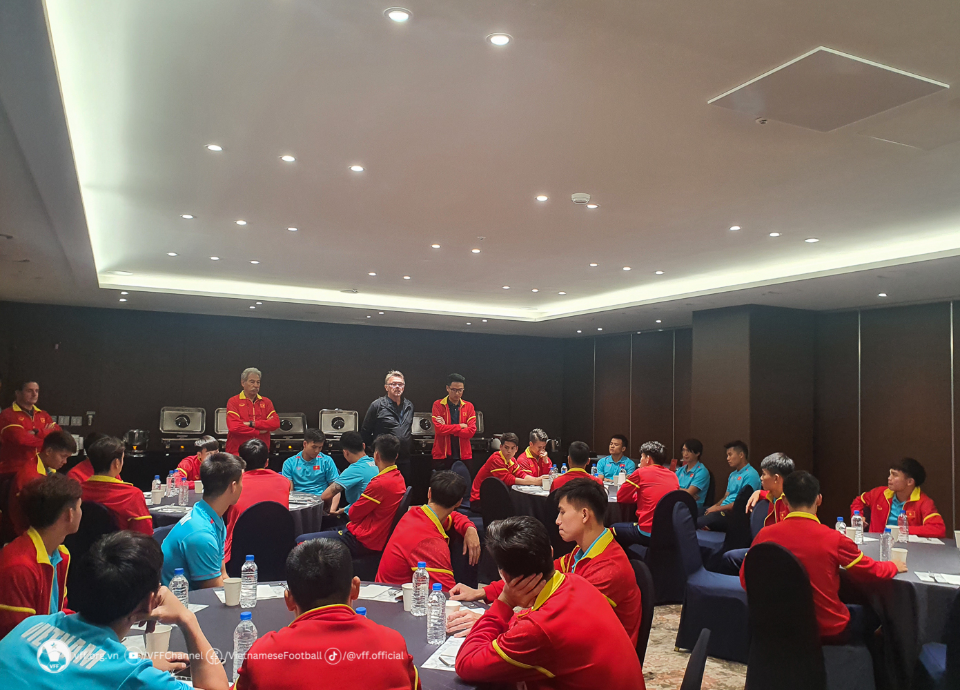 Đội tuyển Việt Nam có mặt tại Hàn Quốc sau hành trình kéo dài hơn 10 tiếng 2