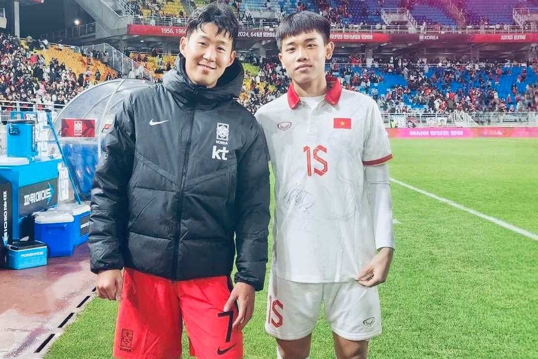 Dan cau thu Viet Nam dang anh voi Son Heung Min