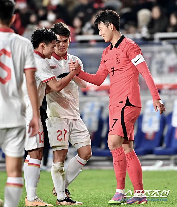 Dàn sao Việt Nam cùng đăng ảnh với Son Heung Min 1