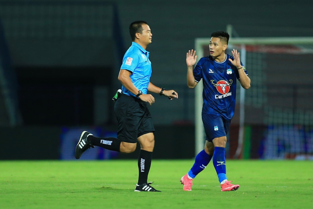 Trong tai Nguyen dinh Thai check VAR Hai Phong vs HAGL 20/10