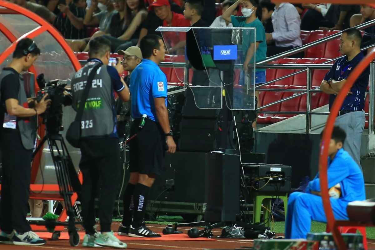 Màn check VAR cầu kỳ ở trận mở màn VLeague 202324 6