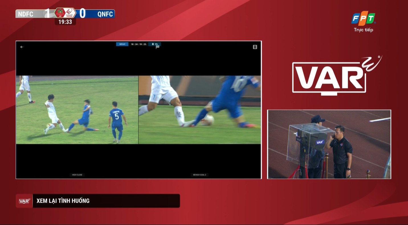 Nguyen Phong Hong Duy thoat the do sau pha pham loi voi cau thu cua Quang Nam