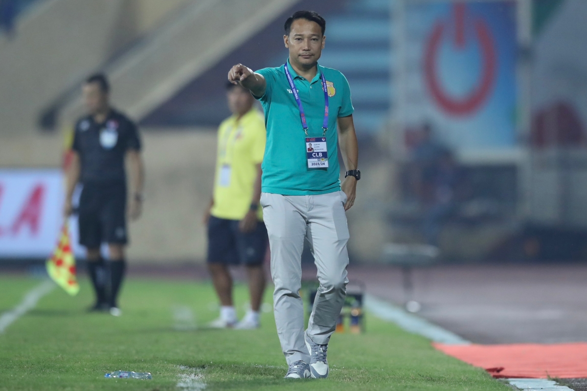 HLV Vu Hong Viet Nam dinh vs Quang Nam 22/10