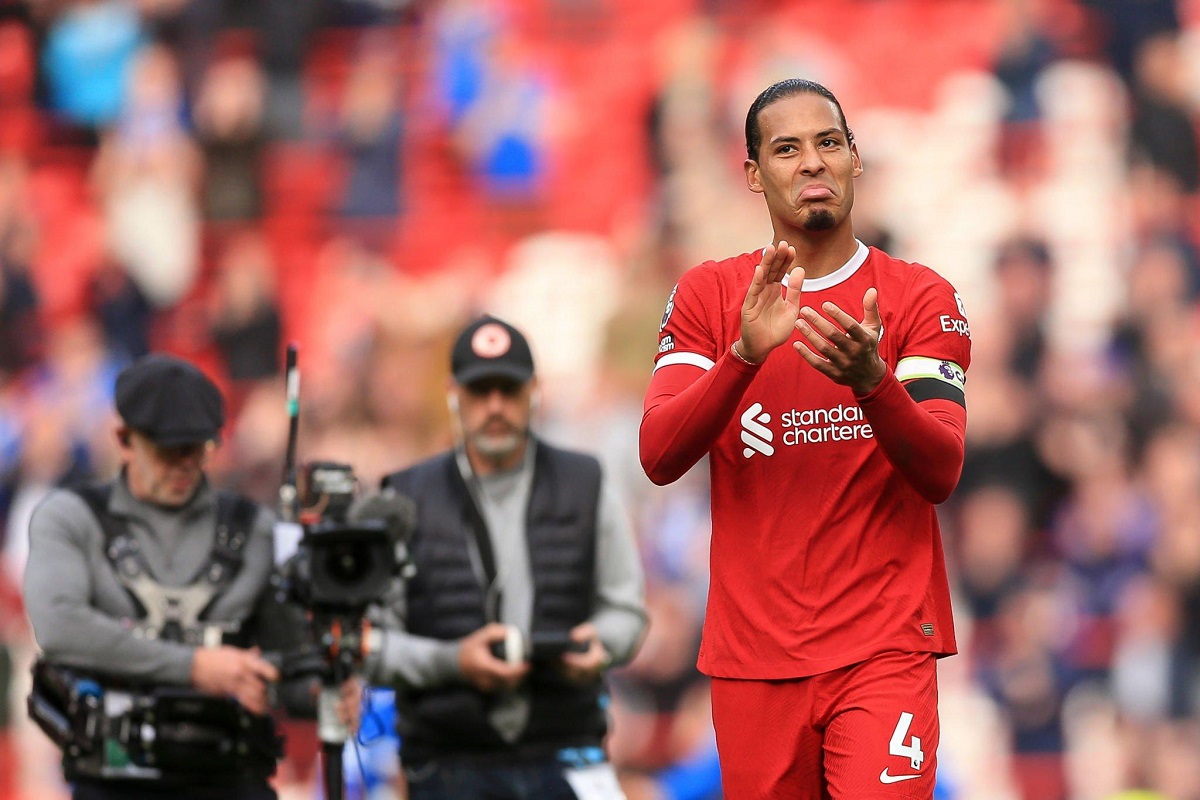 Virgil van Dijk trong vai trò tân đội trưởng Liverpool đang làm đ