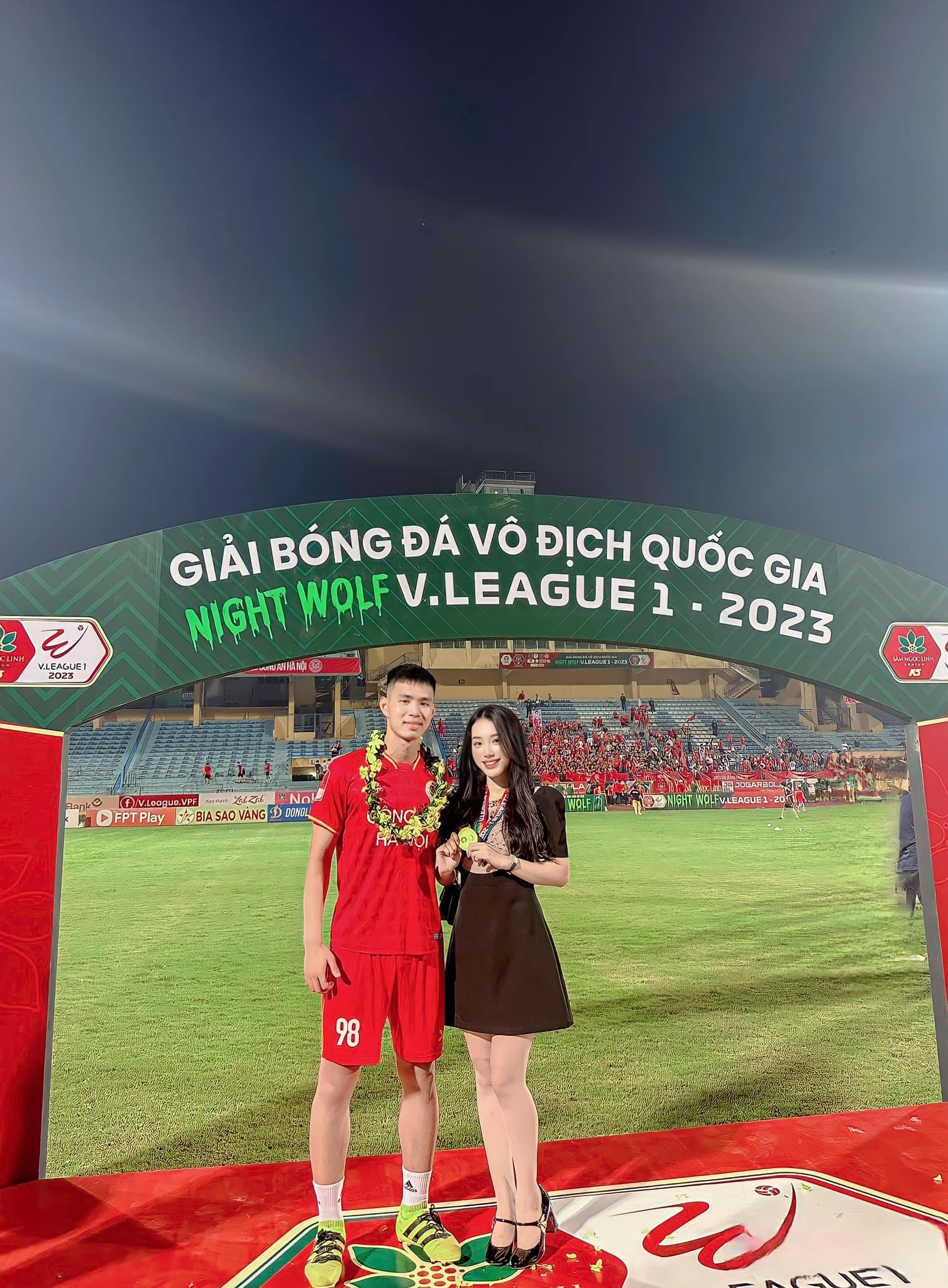 Sao mai của ĐT Việt Nam khoe ảnh cưới với bạn gái hơn tuổi 5