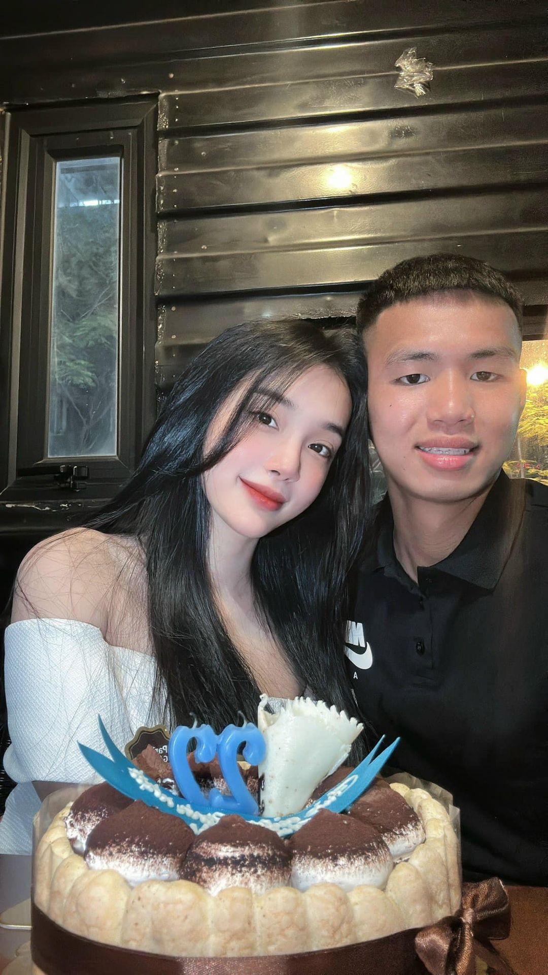 Sao mai của ĐT Việt Nam khoe ảnh cưới với bạn gái hơn tuổi 4