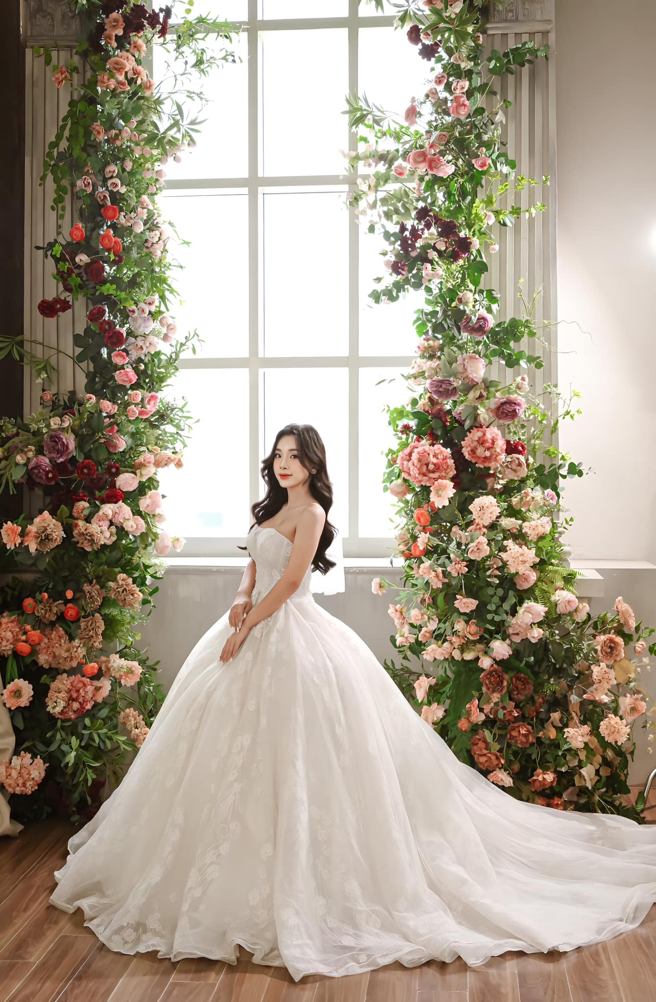 Sao mai của ĐT Việt Nam khoe ảnh cưới với bạn gái hơn tuổi 1