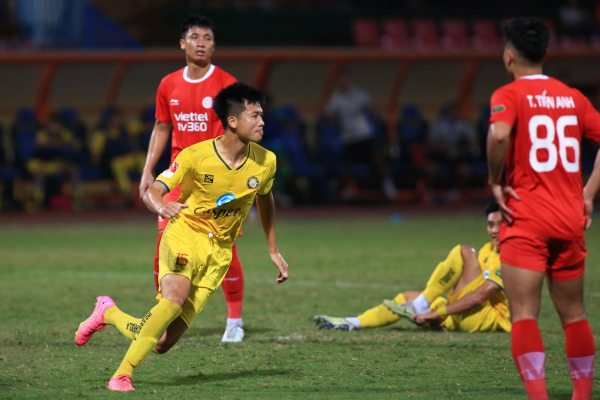 Căng thẳng Viettel vs Thanh Hoá khiến trọng tài 10 lần rút thẻ 4