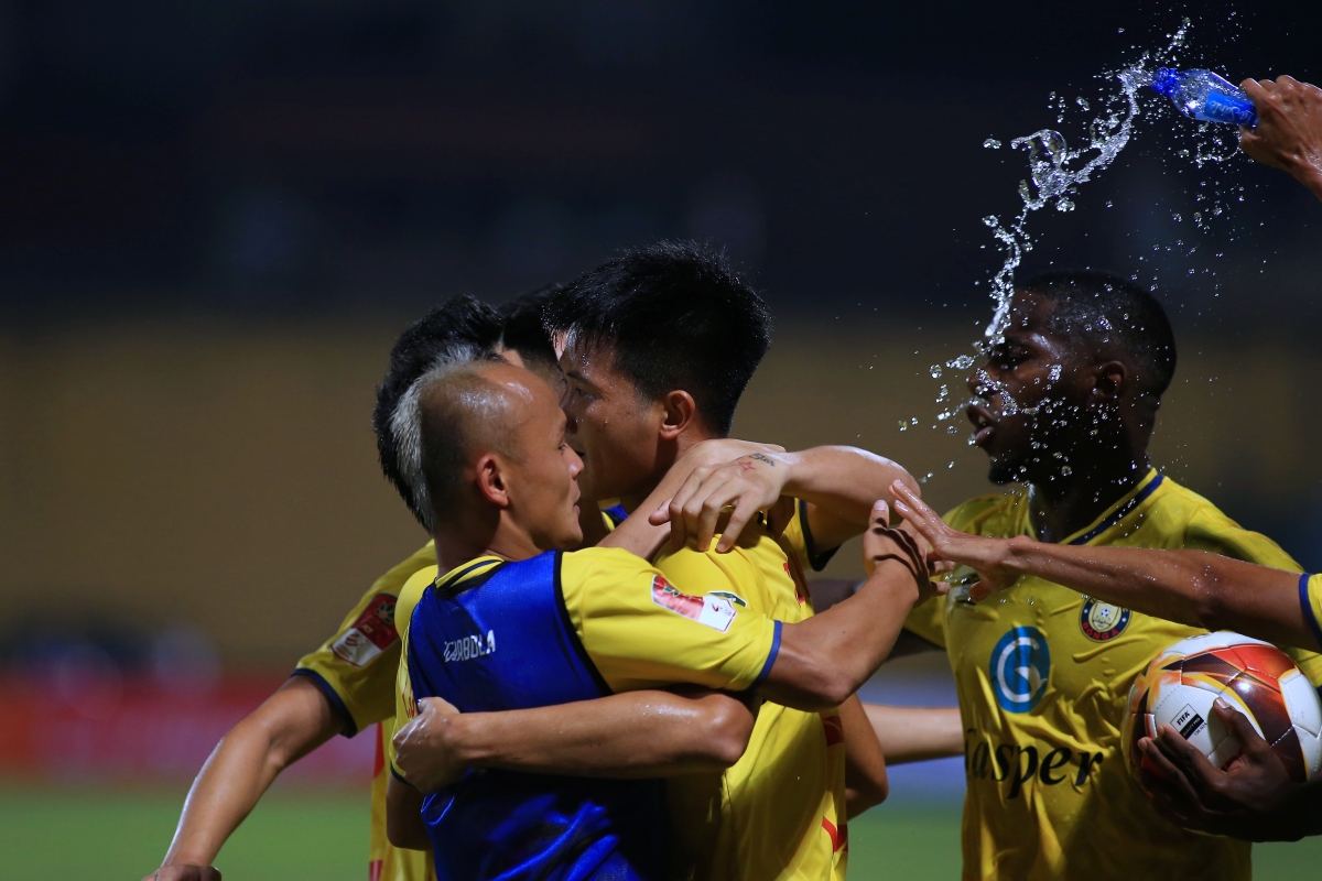 Căng thẳng Viettel vs Thanh Hoá khiến trọng tài 10 lần rút thẻ 5