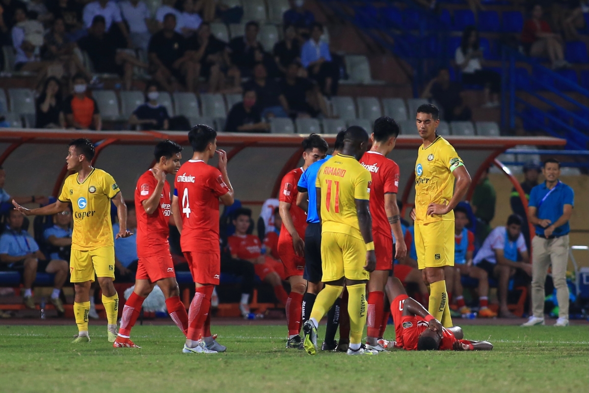 Căng thẳng Viettel vs Thanh Hoá khiến trọng tài 10 lần rút thẻ 6