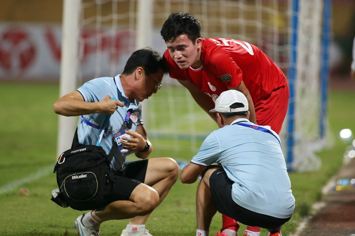 Hoang duc dinh chan thuong trong tran Viettel vs Thanh Hoa 27/10