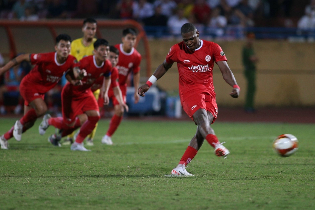 Căng thẳng Viettel vs Thanh Hoá khiến trọng tài 10 lần rút thẻ 10