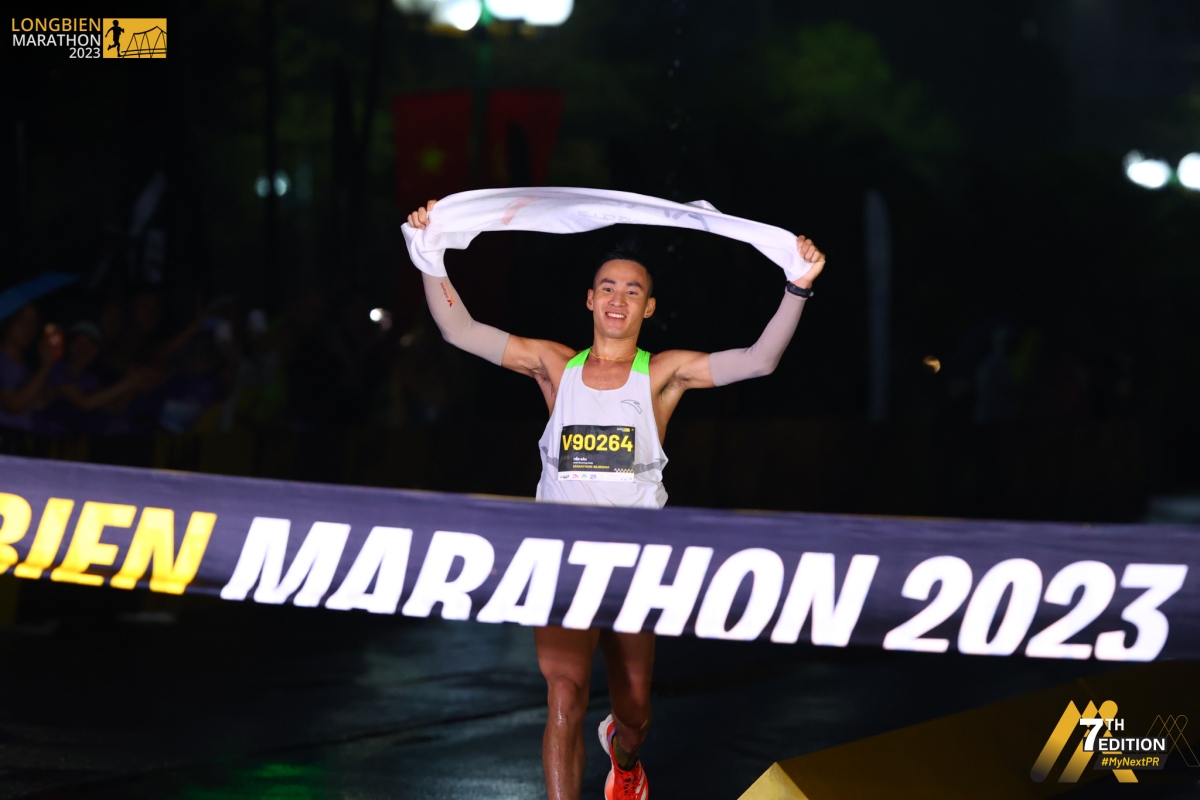 Hồng Lệ vô địch cự ly 21km Longbien Marathon 3 Hồng Lệ vô địch cự ly 21km Longbien Marathon 3
