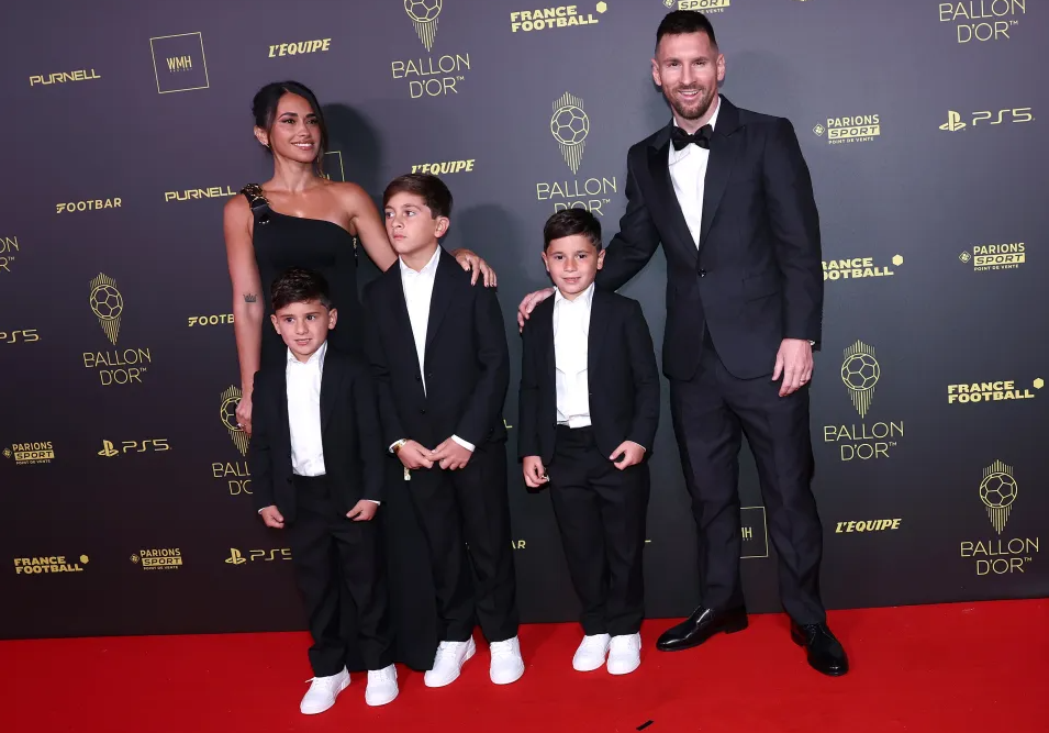 Lionel Messi ben canh vo Antonela Roccuzzo va ba con trai tai gala trao giai Qua bong Vang 2023.  
