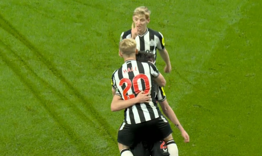 Thua thảm Newcastle, MU trở thành cựu vương tại cúp Liên đoàn 3