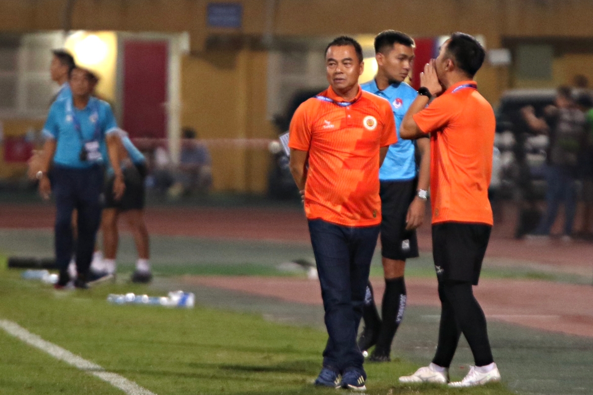 Ông Trần Tiến Đại chỉ đạo CLB CAHN trong trận gặp Hà Nội FC ong Tran Tien dai chi dao CLB CAHN trong tran gap Ha Noi FC