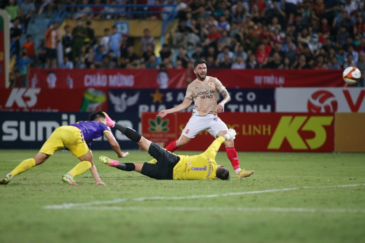 Dàn ngoại binh toả sáng, CAHN đẩy sâu Hà Nội FC vào khủng hoảng 7 Dàn ngoại binh toả sáng, CAHN đẩy sâu Hà Nội FC vào khủng hoảng 7