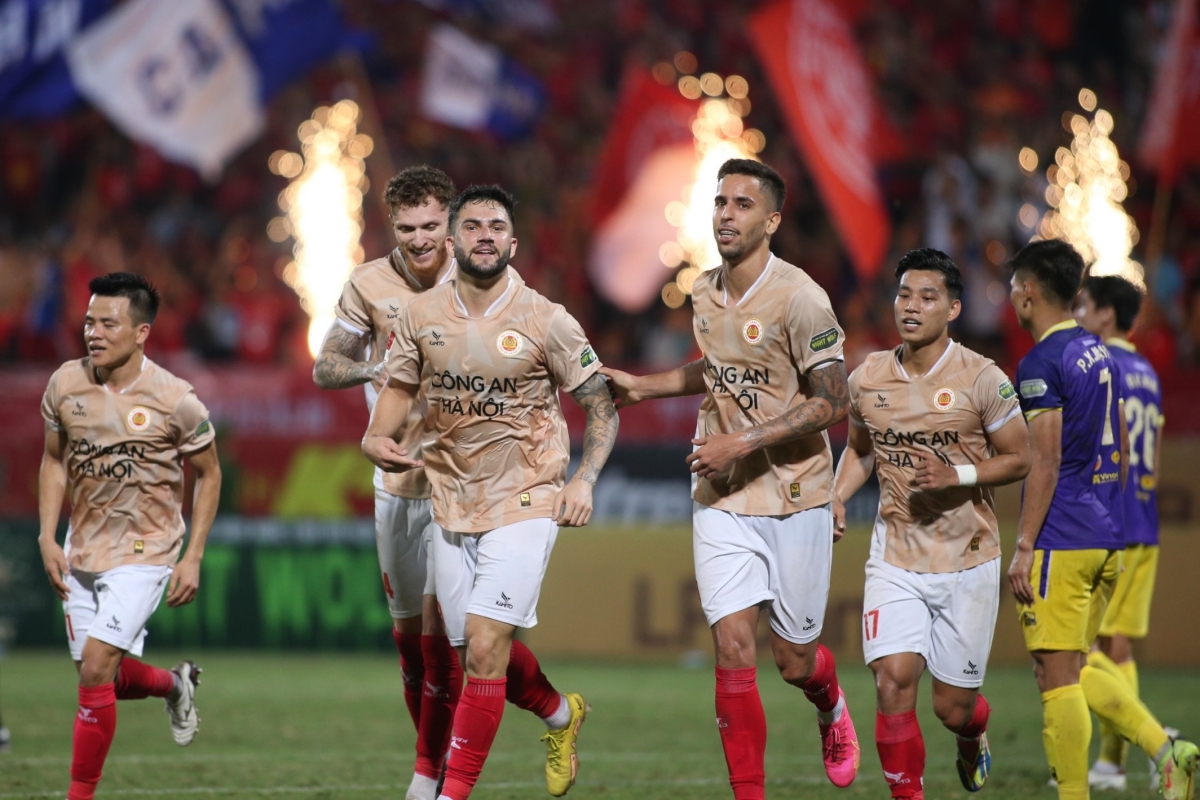 HLV Trần Tiến Đại thừa nhận cầu thủ CAHN không được nhận tiền thưởng vô địch VLeague 1 HLV Trần Tiến Đại thừa nhận cầu thủ CAHN không được nhận tiền thưởng vô địch VLeague 1