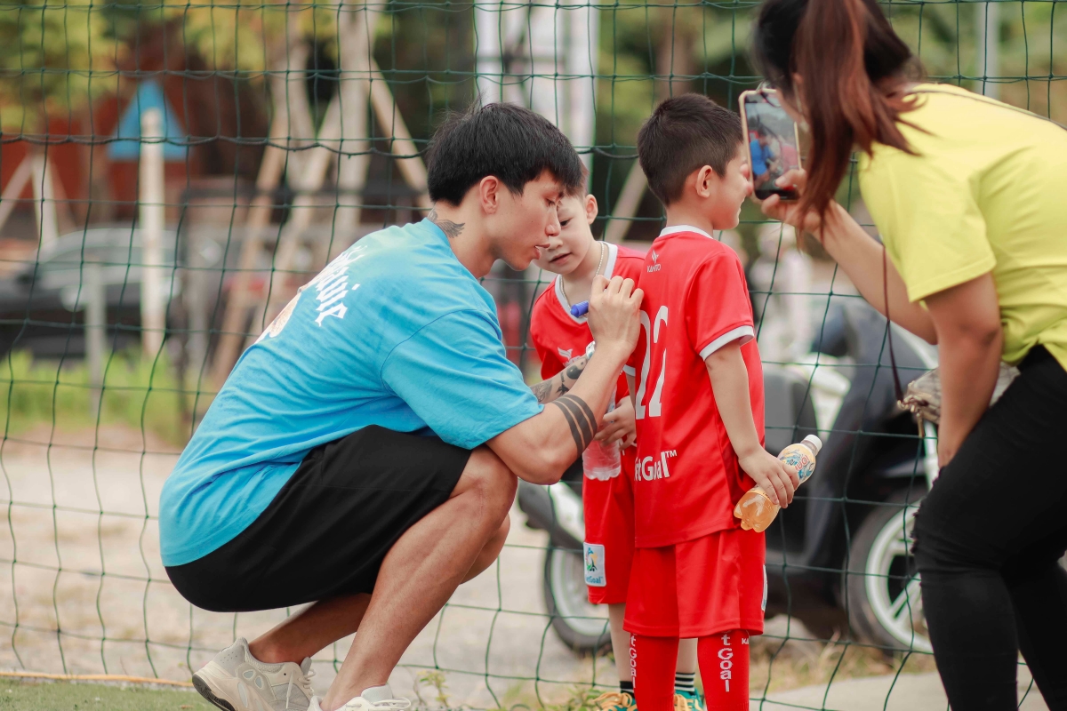 Đoàn Văn Hậu truyền cảm hứng cho các bạn nhỏ mơ trở thành cầu thủ chuyên nghiệp 1