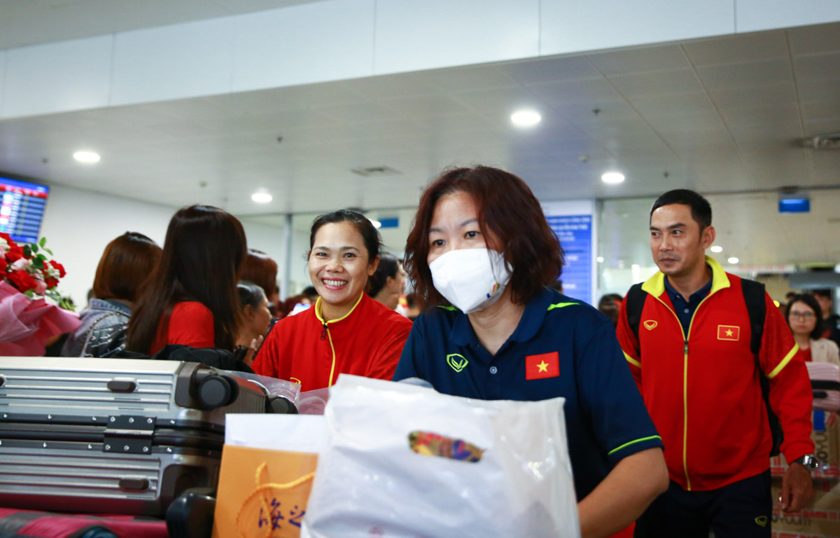 ĐT nữ Việt Nam gặp sự cố trong ngày trở về 3