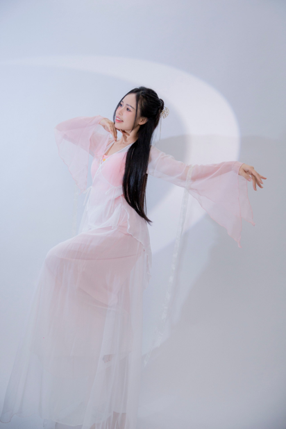 Giáo viên gen Z thành công sớm khi chuyển hướng qua lĩnh vực livestream 2 Giáo viên gen Z thành công sớm khi chuyển hướng qua lĩnh vực livestream 2