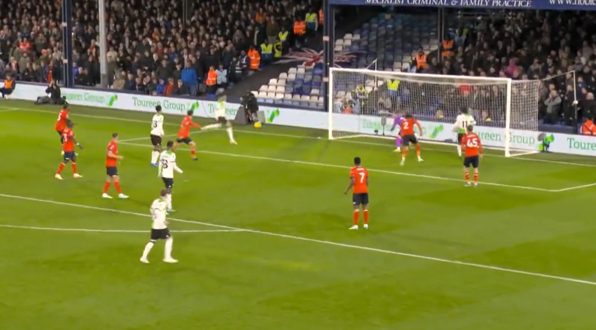 Pha bỏ lỡ không thể tin được của Darwin Nunez 2