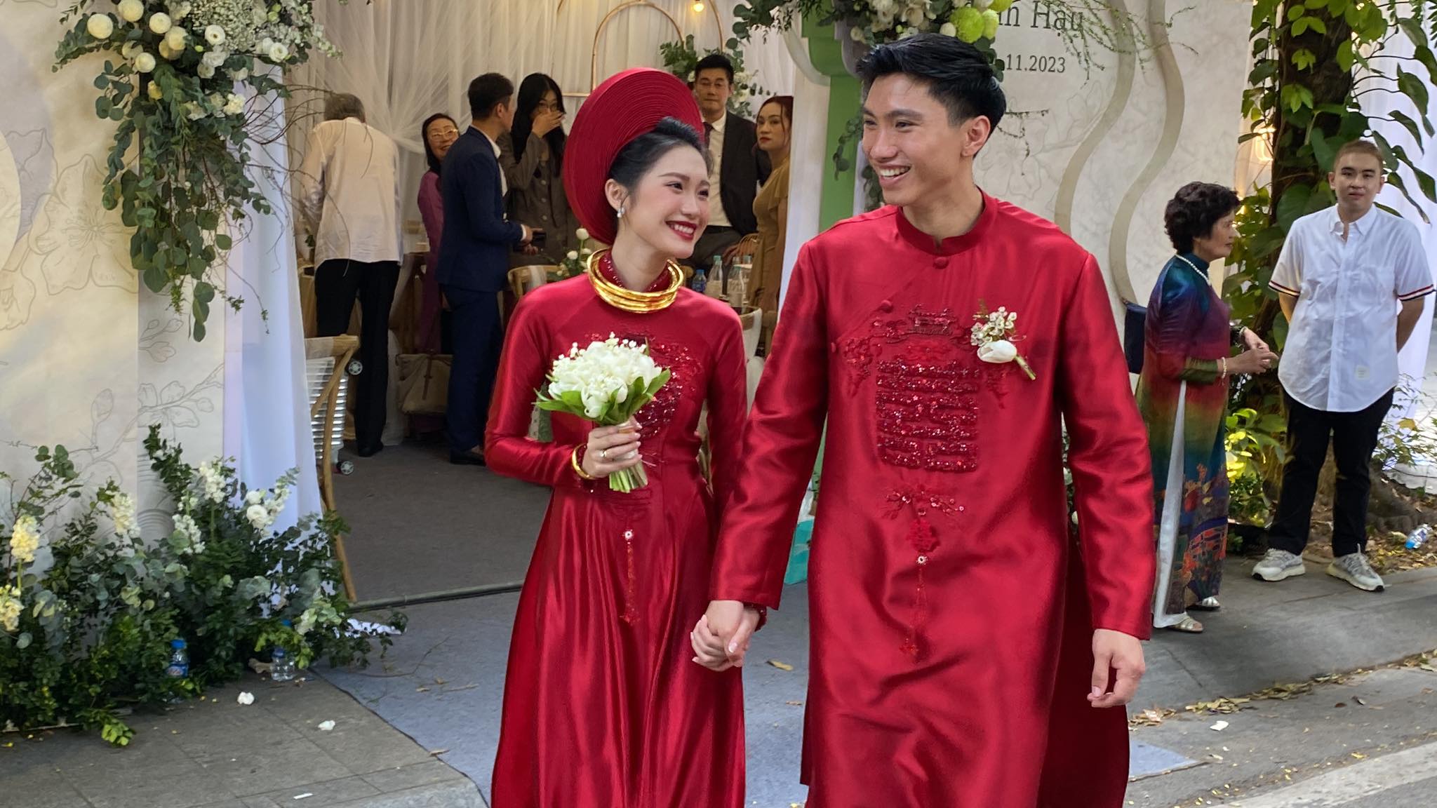 Hành động ấm áp của Văn Hậu với Doãn Hải My trong tiệc cưới 6